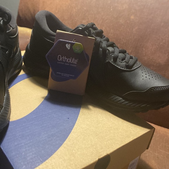 ASICS women’s sneaker - Picture 3 of 6